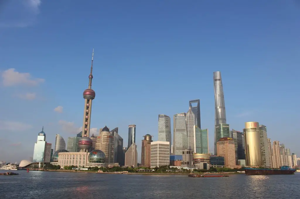 Vista del porto di Shangai con grattacieli 