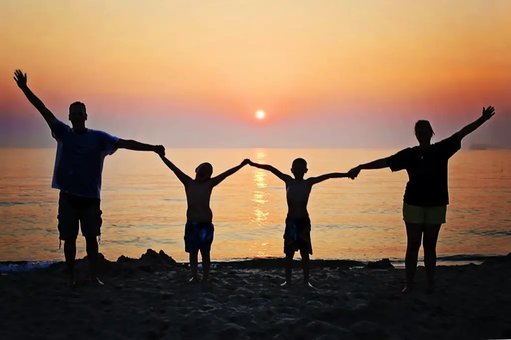 family, sunset, beach-2611748.jpg